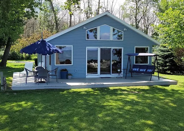 Cozy Cottage On Green Bay